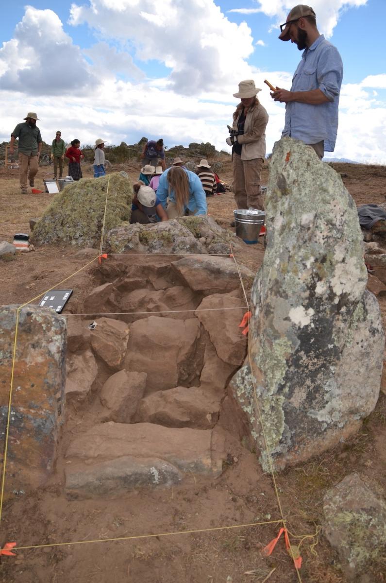UNH anthropology researcher 亚历克斯Garcia-Putnam oversees an excavation in the Andes